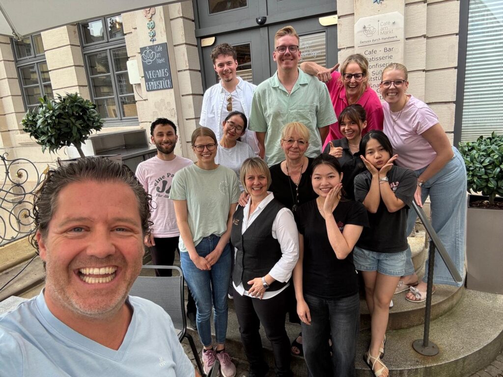 Marc Wetzold mit dem Team des Café am Markt vor dem Café, Schwäbisch Hall