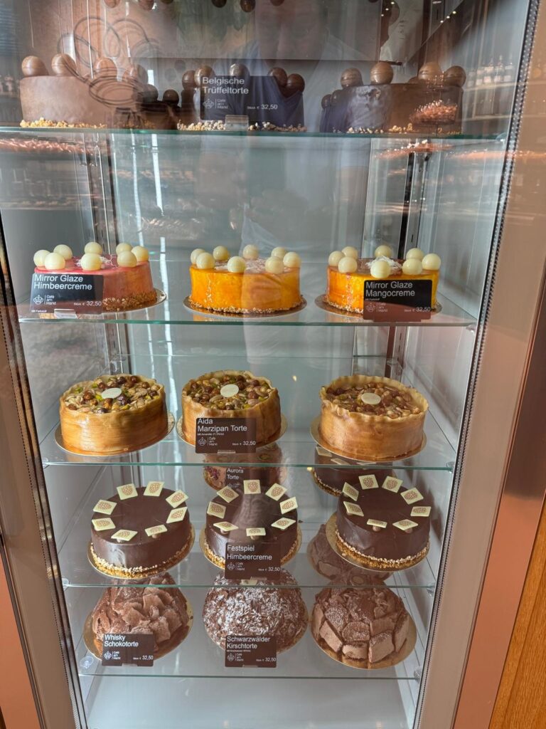 Tortenvitrine mit hausgemachten Torten im Café am Markt