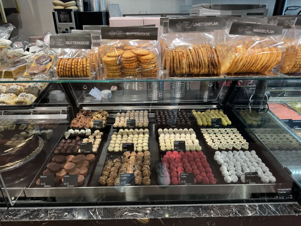 Hausgemachte Pralinen und Trüffel in der Theke des Café am Markt, Schwäbisch Hall