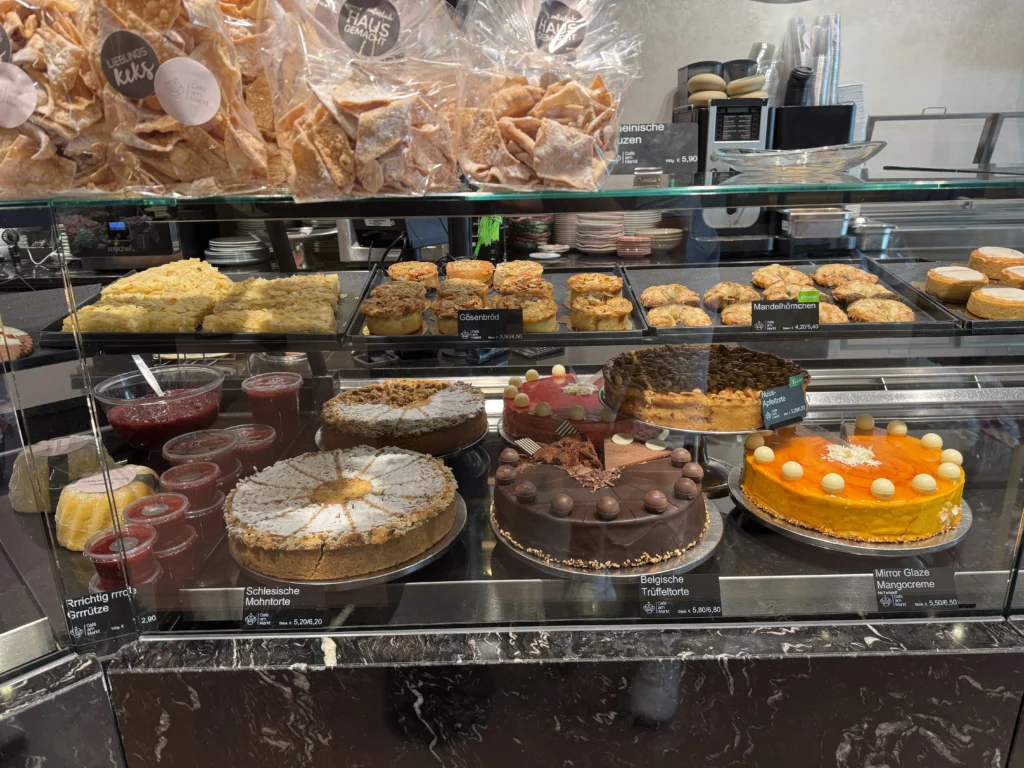 Theke und Konditorei im Café am Markt, Schwäbisch Hall