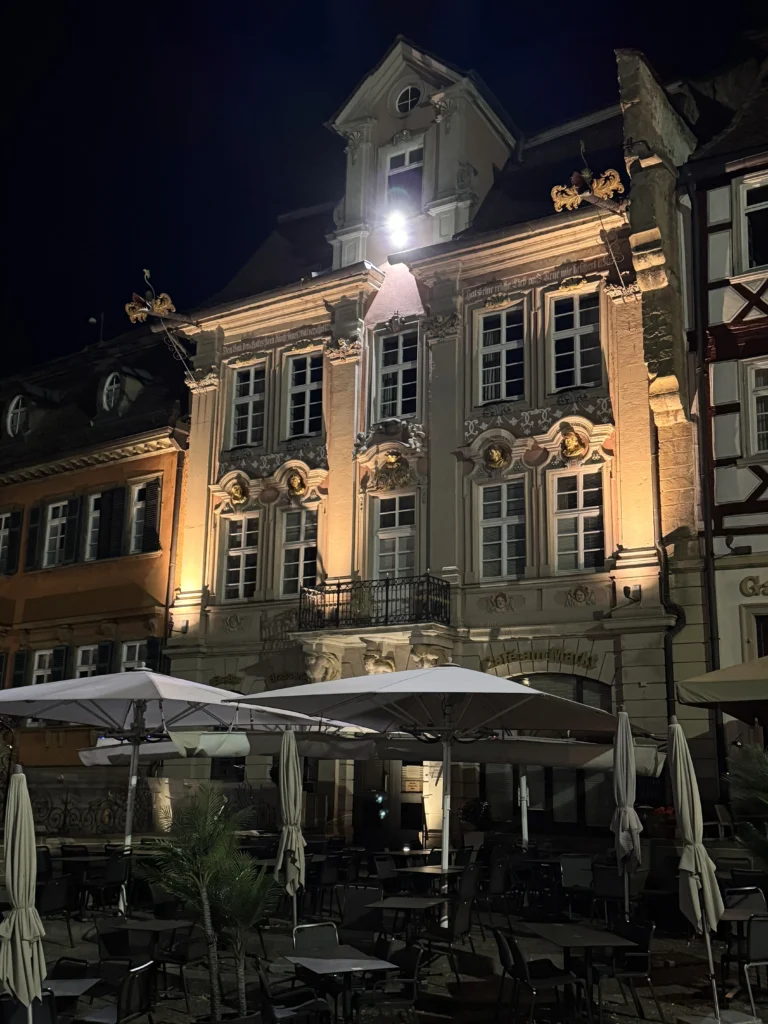 Das Café am Markt am Marktplatz von Schwäbisch Hall am Abend